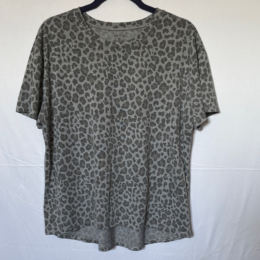 3/$15. Bundle sale ! Zoe + Liv Short sleeve T-Shirt.  Gray cheetah print. Sz XXL